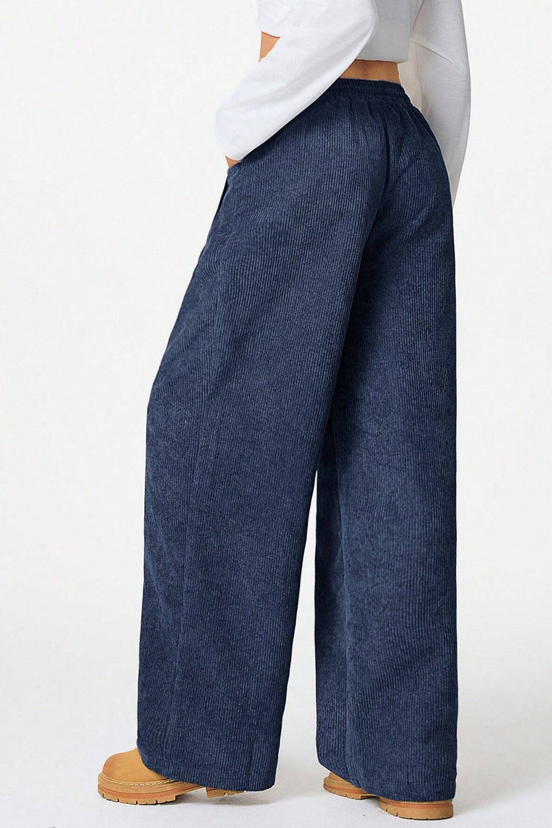 Effortlessly Elegant Pants with a Timeless Design