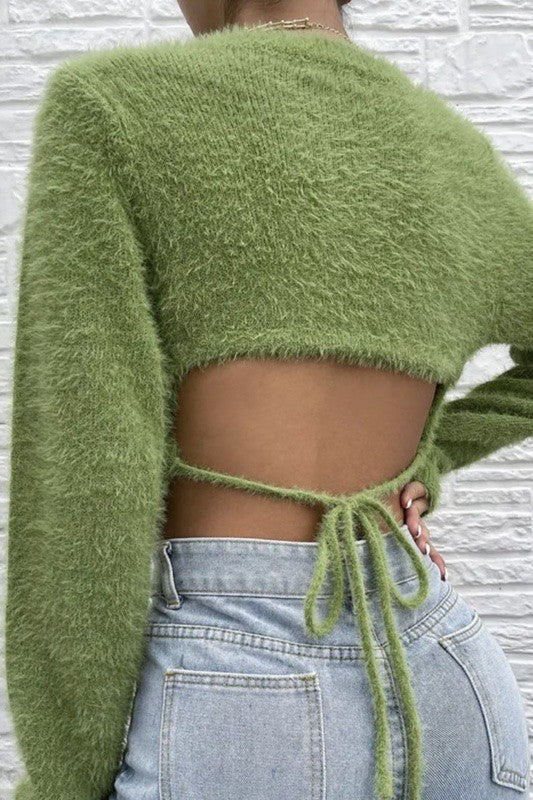 Evelyn® | Fluffy, cropped sweater with an open back