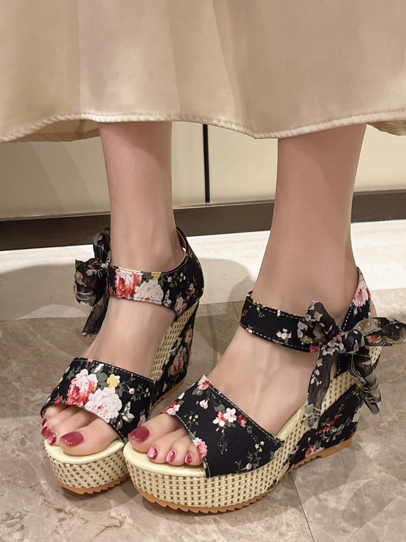 Chic Orthopedic Sandals with Unique Design