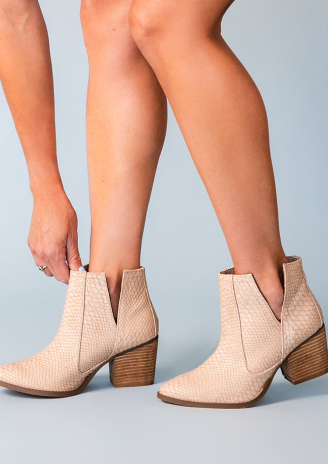Graceful Orthopedic Shoes for Modern Look