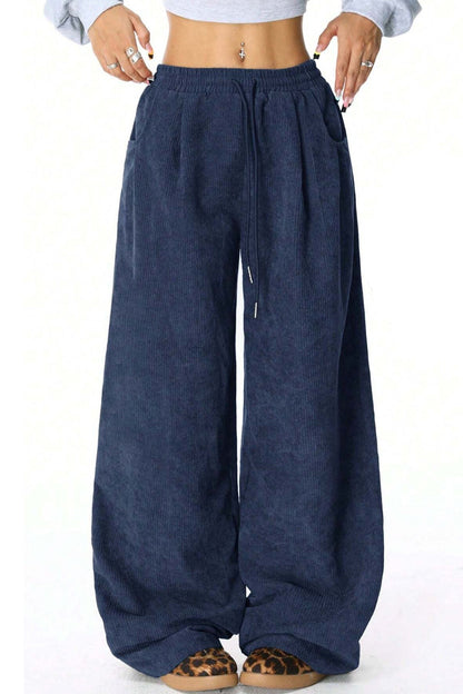 Effortlessly Elegant Pants with a Timeless Design