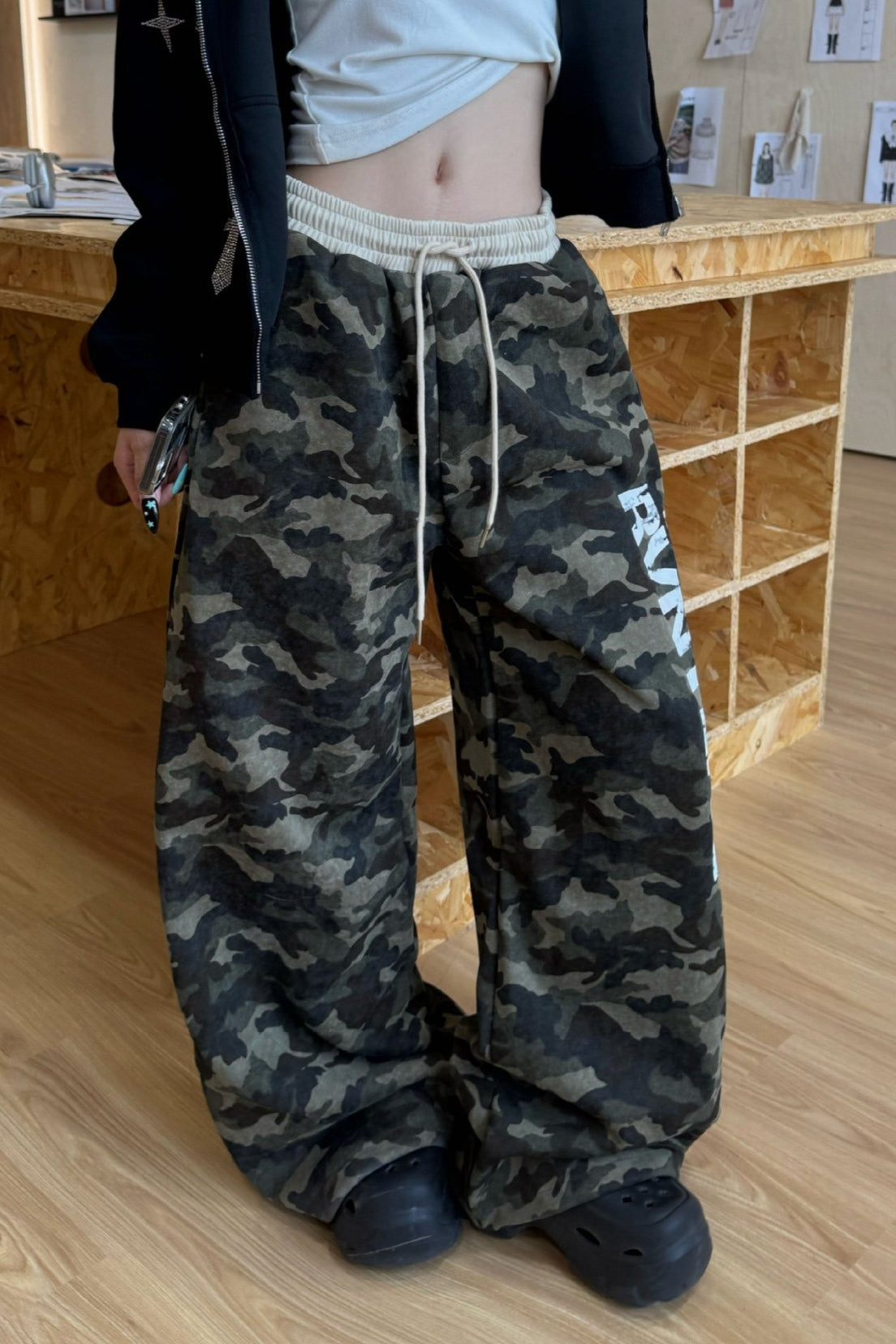 Effortlessly Elegant Pants with a Timeless Design